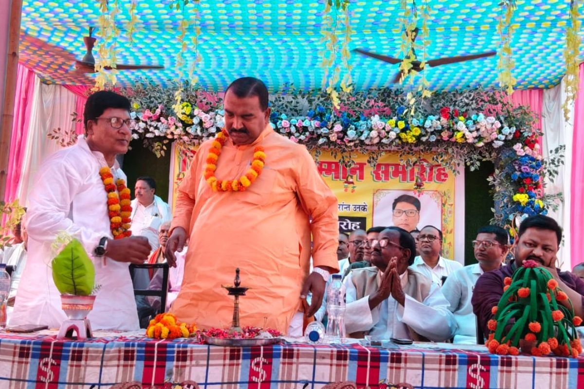सेवानिवृत्त प्रधानाध्यापक संजय नंदन विश्वास को दी गई भावभीनी विदाई, मुख्य अतिथि विधायक विजय कुमार मंडल बोले- गुरु से बड़ा कोई नहीं