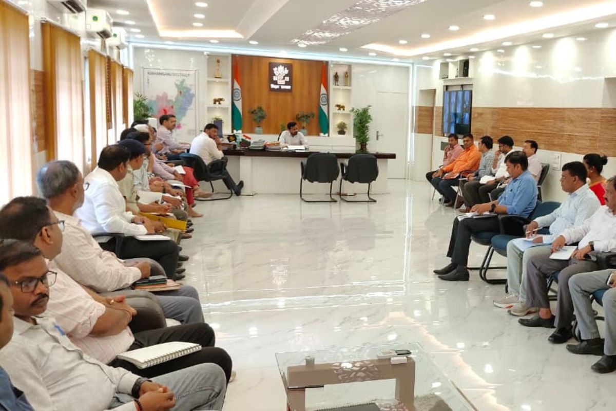 सरकारी जमीन पर कब्जा करने वालों की खैर नहीं, बिजली कनेक्शन भी कटेंगे; डीएम ने दिए अतिक्रमण हटाने के कड़े निर्देश