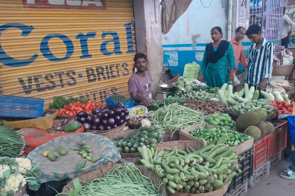 बिहारशरीफ के बाजारों में आलू 10 रुपए तो प्याज 20 रुपए किलो मिल रहा, हरी सब्जियों की कीमतें भी घटी