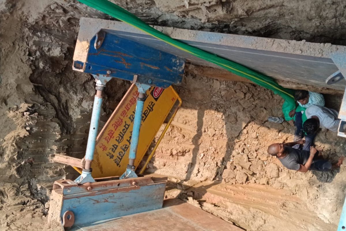 पटना में बड़ा हादसा: अटल पथ सर्विस लेन के 20 फीट गहरे गड्ढे में गिरा राहगीर, एक घंटे बाद हुआ रेस्क्यू