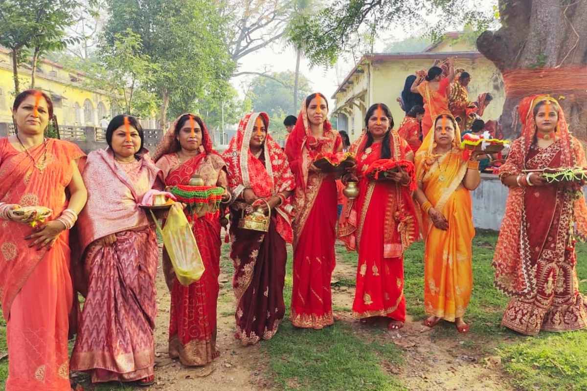 गिरीडीह में श्रद्धा और उल्लास के साथ मनाई गई वट सावित्री पूजा