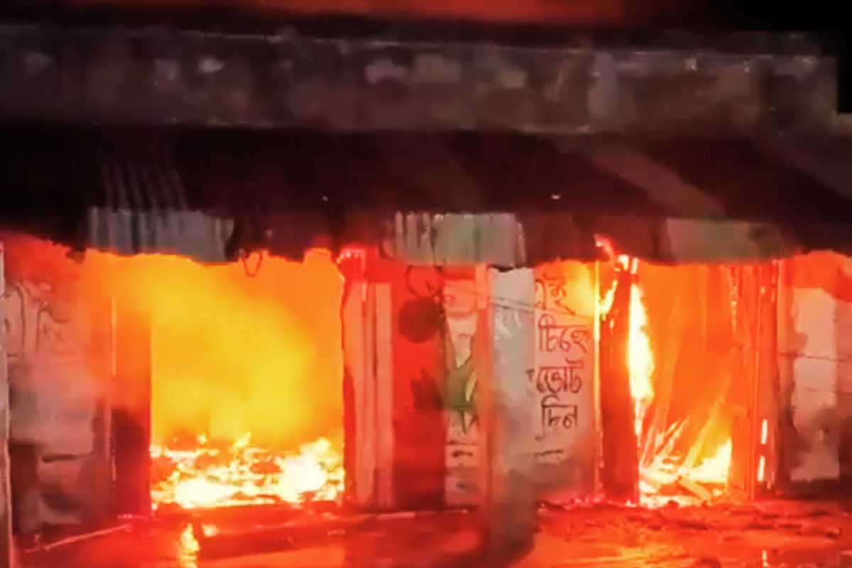 बीरभूम में टीएमसी कार्यकर्ता की हत्या, कई जिलों में पार्टी दफ्तरों में आगजनी, एक्शन में आयोग