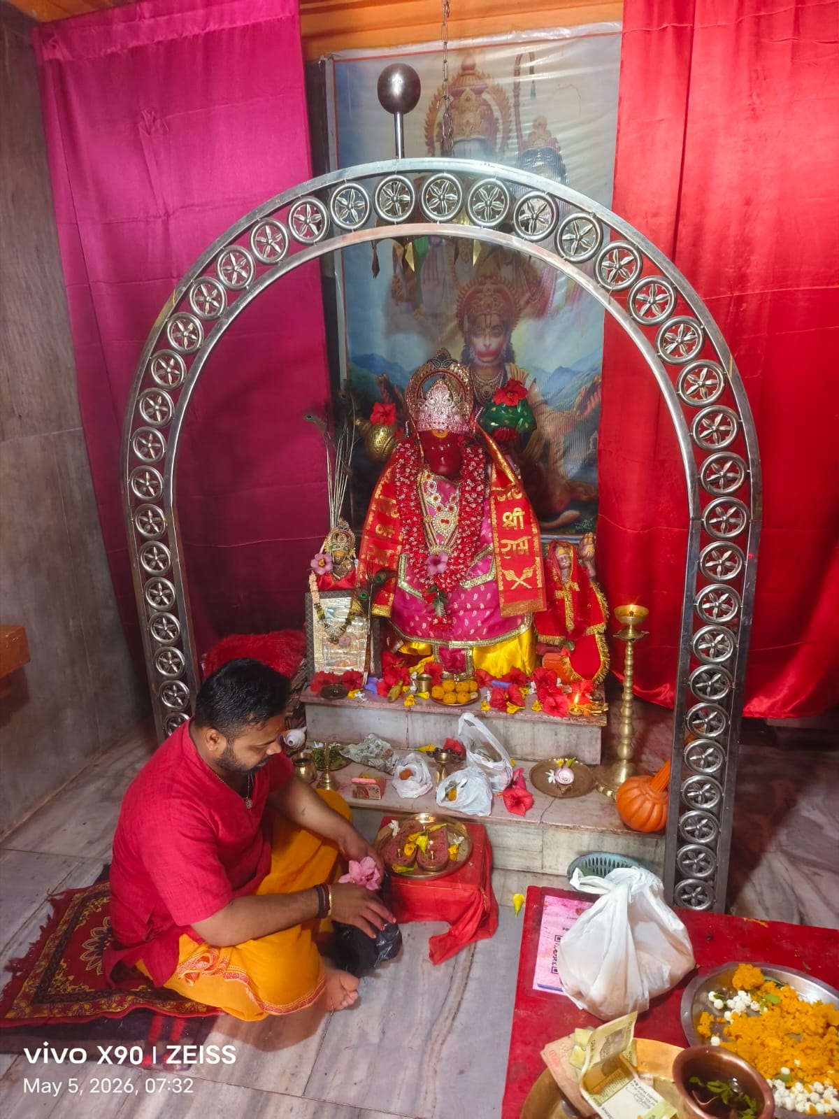 THAKURGANJ : बड़ा मंगल पर हनुमान मंदिर में उमड़ी श्रद्धालुओं की भीड़, पूजा-अर्चना और विशेष अनुष्ठानों से गूंजा शहर