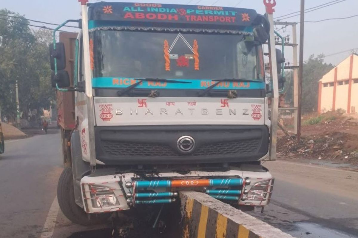 राघोपुर बाजार समिति के पास गोलंबर बना हादसे का कारण, अंधेरे में टकरा रहीं गाड़ियां
