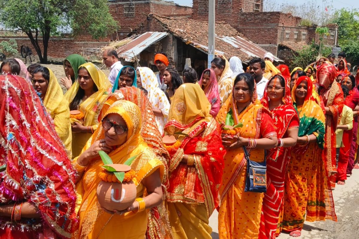 रोझई में महाकाली प्राण प्रतिष्ठा यज्ञ का शुभारंभ, कलश यात्रा में उमड़ा आस्था का सैलाब