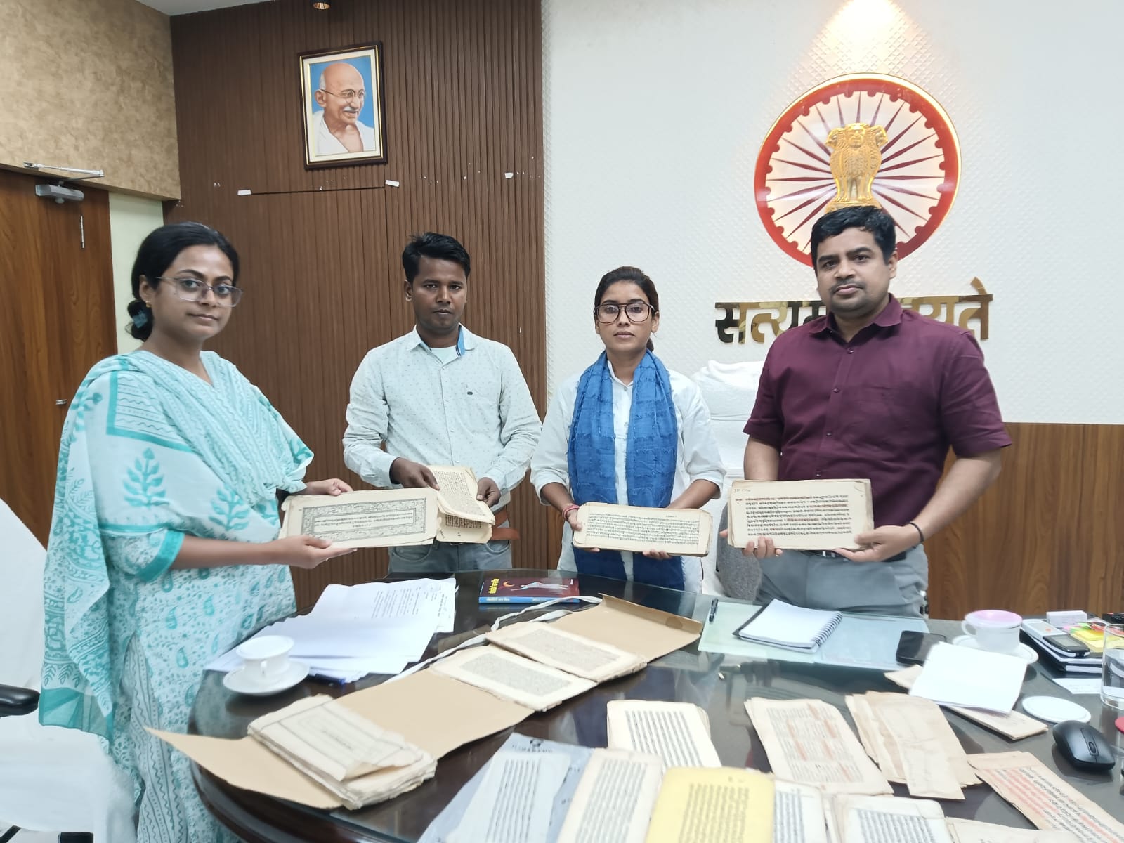 सुपौल में ‘ज्ञान की खोज’: युवाओं ने ढूंढी 153 साल पुरानी दुर्लभ पांडुलिपियाँ, बौद्धिक विरासत बचाने की बड़ी पहल