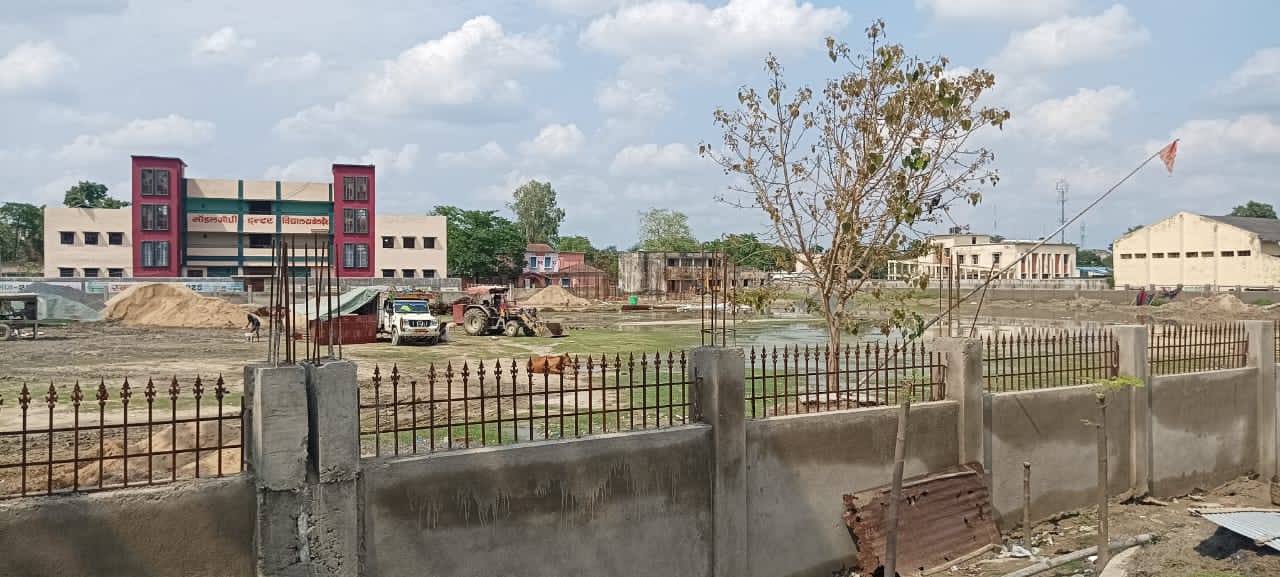 गांधी स्टेडियम के निर्माण कार्य पर उठ रहे सवाल, खेलकूद मैदान स्विमिंग पूल में हो रहा तब्दील, हस्ताक्षरित आवेदन देकर की शिकायत