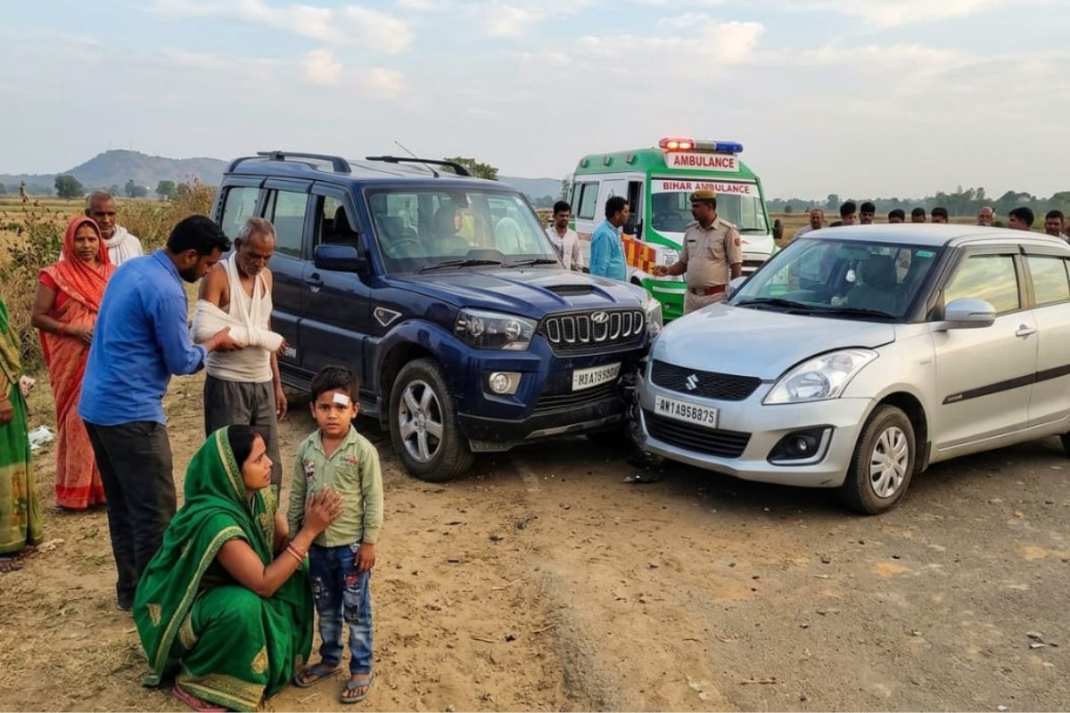 रोहतास में कार और ऑटो की आमने-सामने टक्कर, स्कूली बच्चों समेत आठ घायल