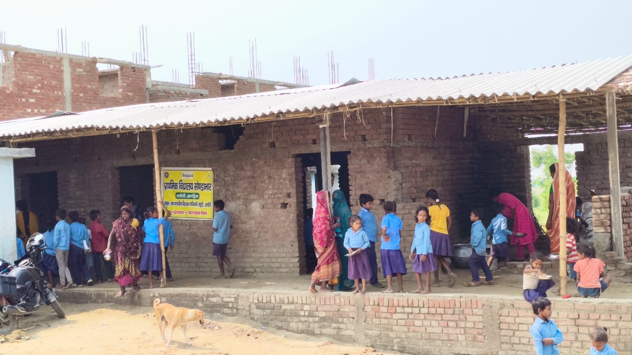 18 साल से अधूरा स्कूल भवन, फूस की छत के नीचे पढ़ने को मजबूर 190 बच्चे