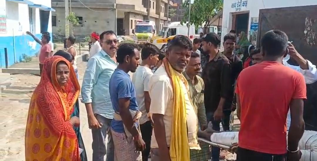 KHAGARIA NEWS: बस-ऑटो की टक्कर में अधेड़ यात्री का पैर फ्रैक्चर, आक्रोशित परिजनों ने चालक को पीटा