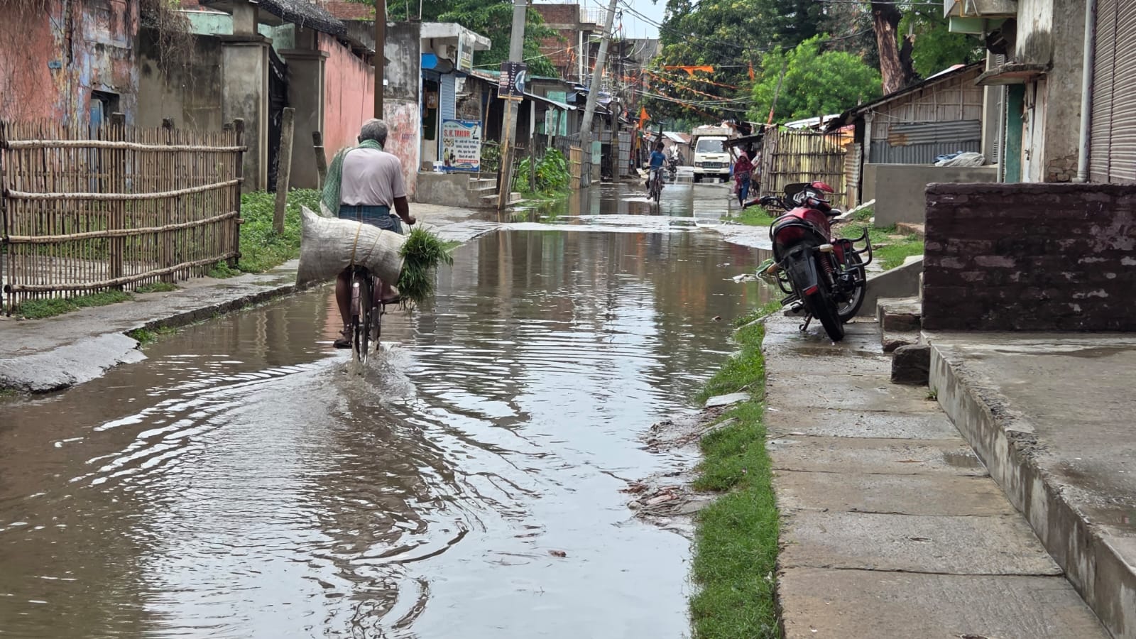 MADHEPURA: तेज बारिश ने बदला शहर का हाल: सड़कें बनीं तालाब, घरों में घुसा पानी