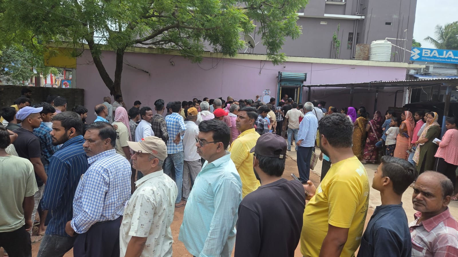 मधेपुरा में गैस सिलेंडर को लेकर अफवाह से मची अफरा-तफरी, धूप में घंटों कतार में खड़े रहे लोग