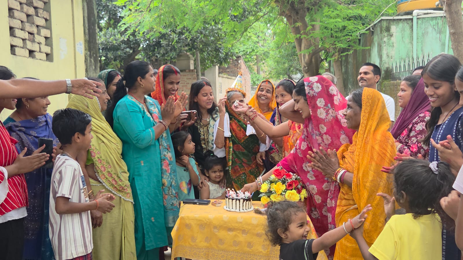 MADHEPURA: मदर्स डे पर पूर्व पार्षद रवीना कुमारी ने महिलाओं संग मनाया समारोह, केक काटकर दिया सम्मान का संदेश