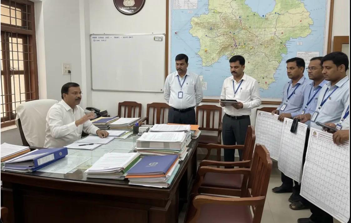 डीएम ने अधिकारियों को दिया जनगणना कार्य मे तेजी लाने का निर्देश