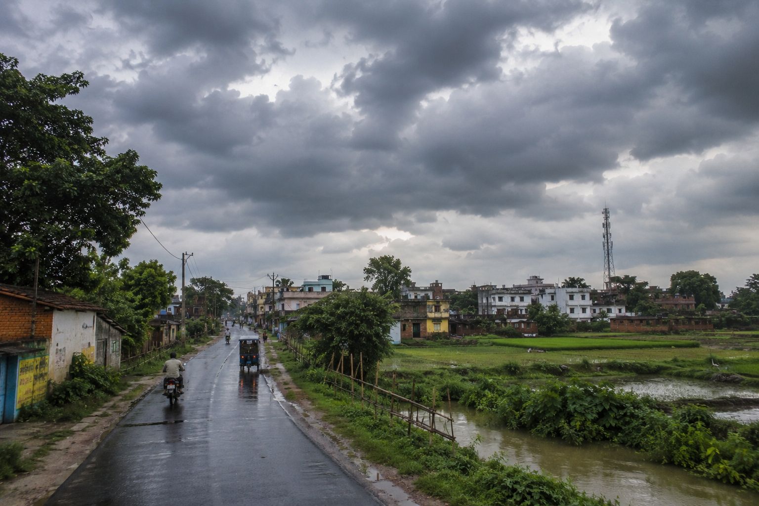कटिहार में उमस भरी गर्मी से लोग बेहाल, आज हल्की बारिश और गरज के आसार