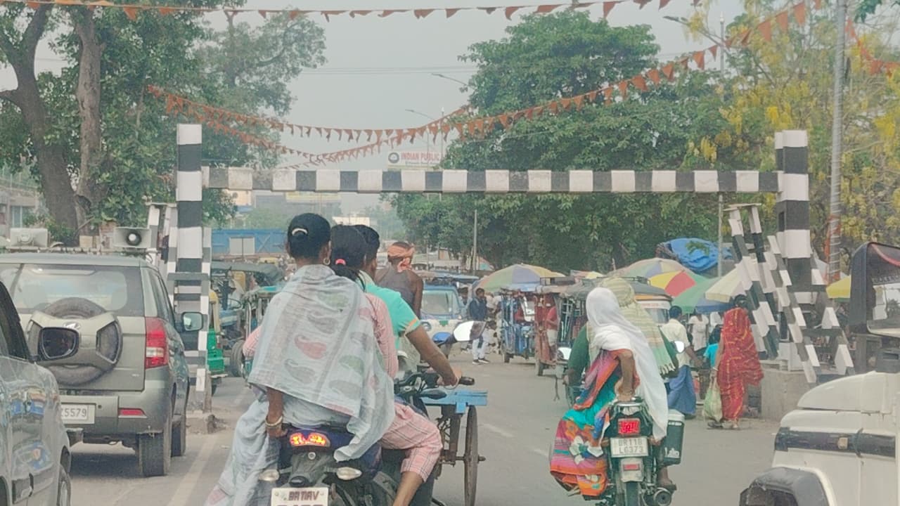 खुश्कीबाग फ्लाइओवर पर फिर लगाये गये गार्डर, भारी वाहनों की आवाजाही पर रोक