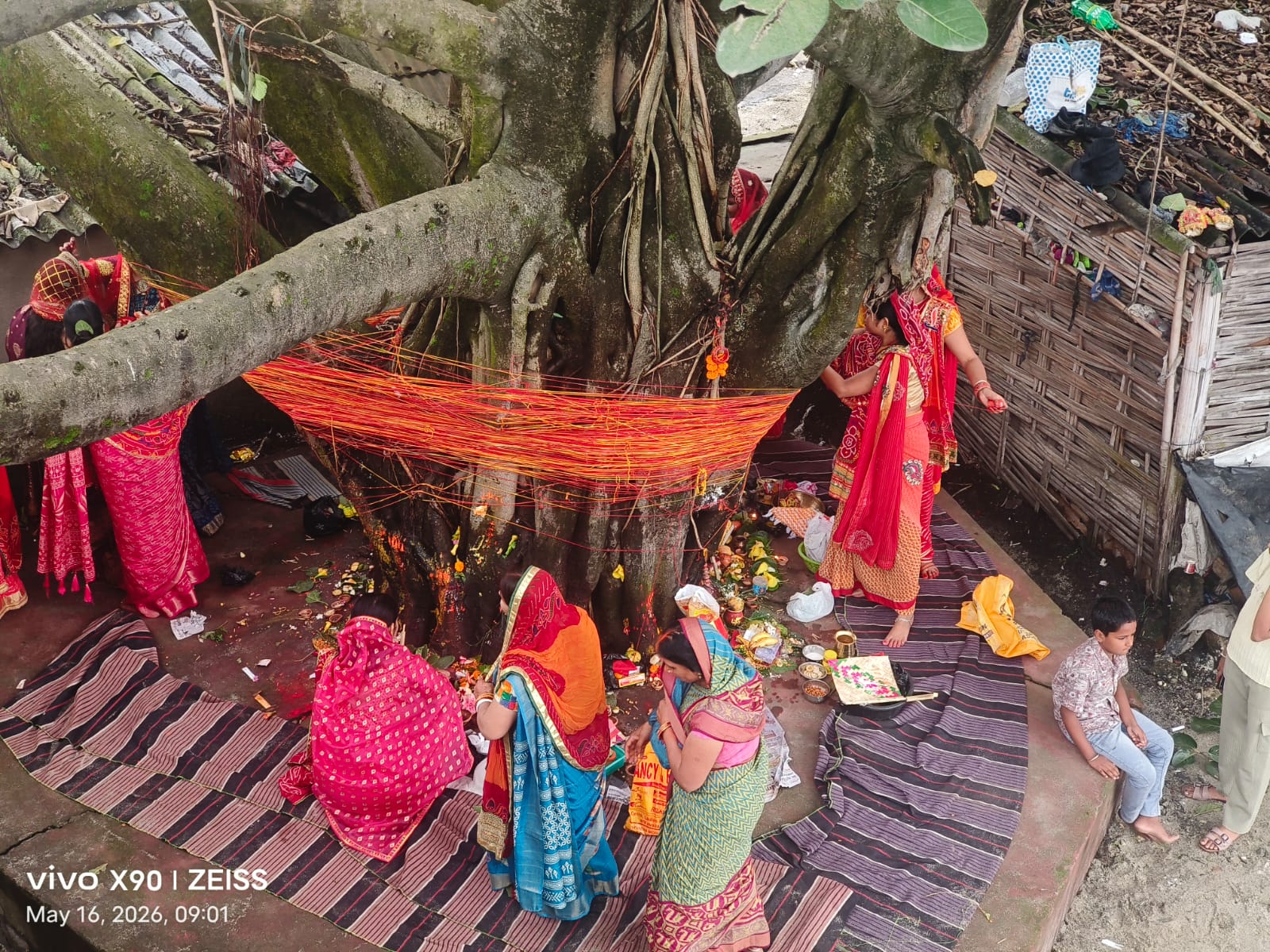 ठाकुरगंज में वट सावित्री पूजा धूमधाम से संपन्न, सुहागिनों ने मांगा अखंड सौभाग्य