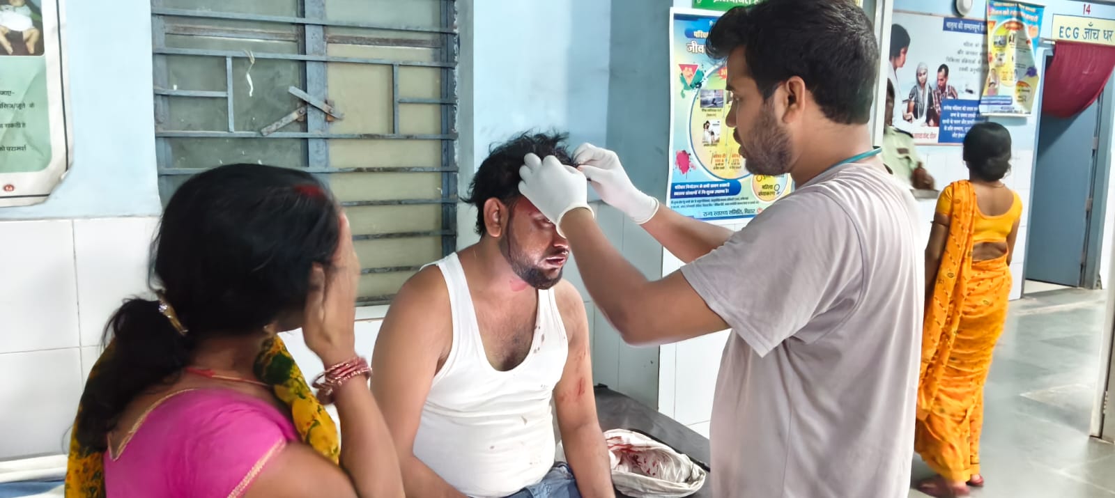 अलग-अलग सड़क दुर्घटनाओं में दो चौकीदारों के पुत्र घायल
