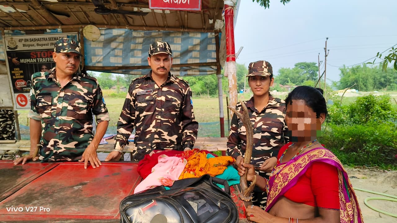 भारत-नेपाल सीमा पर हिरण के सींग के साथ पकड़ी गयी महिला