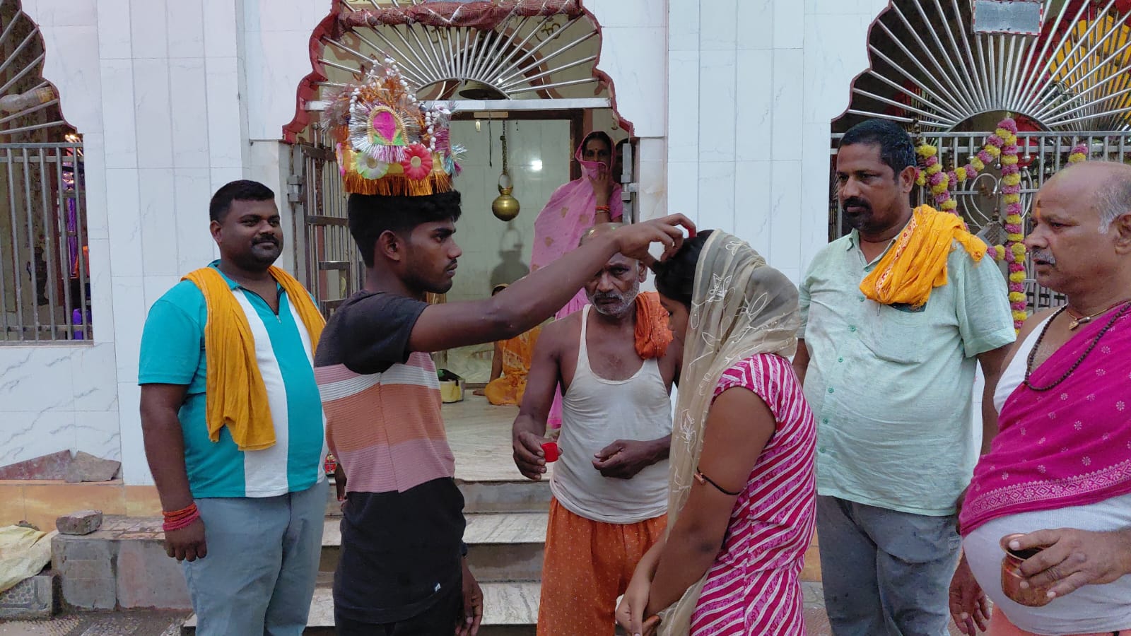 छिपकर मिलने पहुंचे प्रेमी-प्रेमिका, ग्रामीणों ने बनवा दी जोड़ी