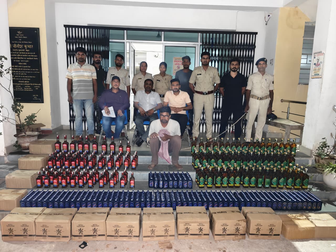 सुपौल में शराब माफियाओं पर बड़ी कार्रवाई, 1297 बोतल विदेशी शराब के साथ कारोबारी गिरफ्तार