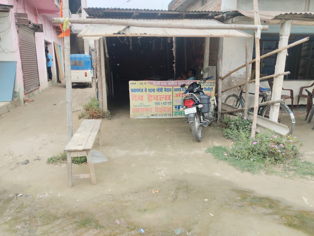 प्रतापगंज बस पड़ाव पर यात्री शेड नहीं, लोग परेशान