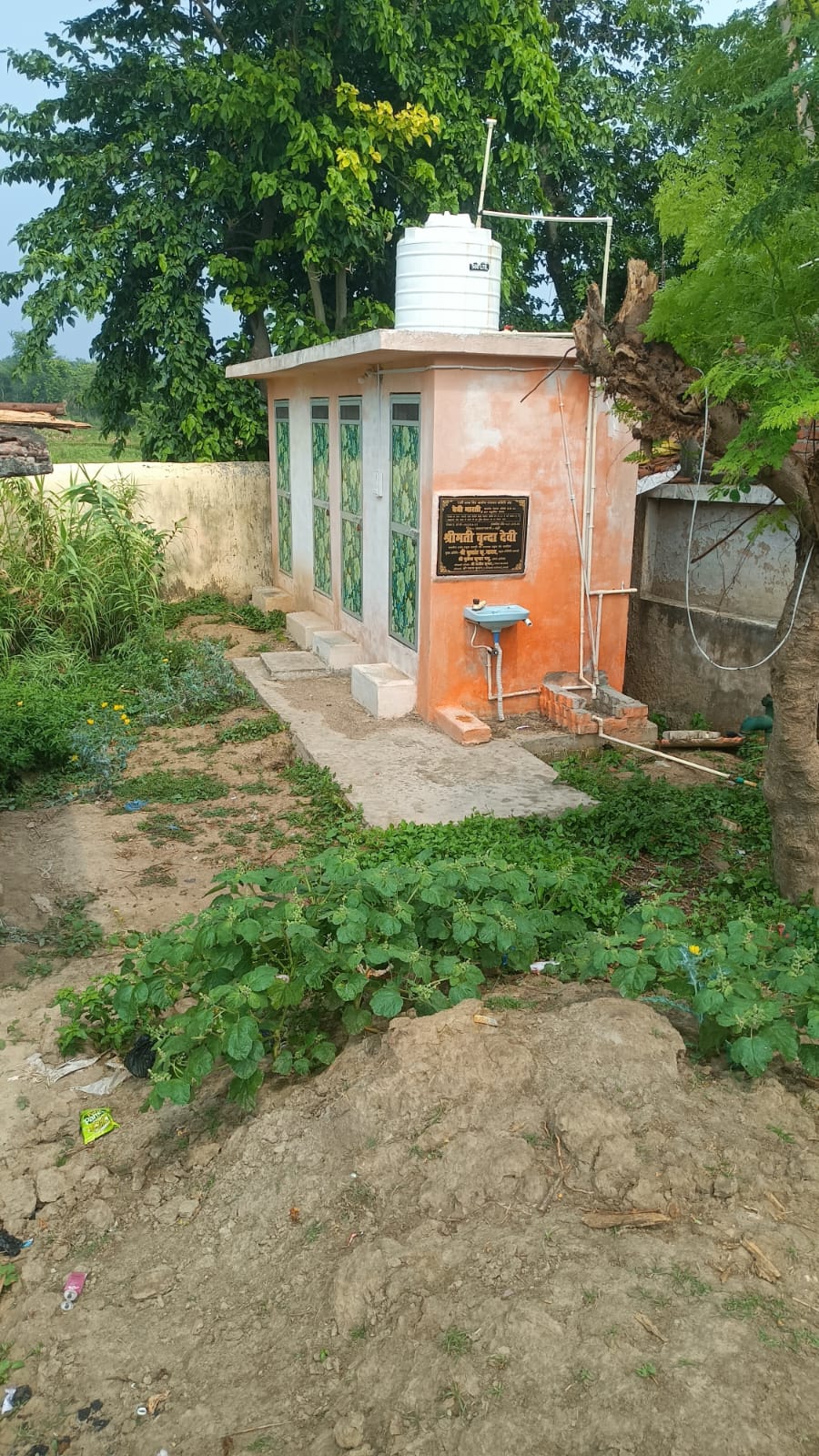बलहा बाजार स्वास्थ्य केंद्र का शौचालय बंद, मरीज और कर्मी परेशान