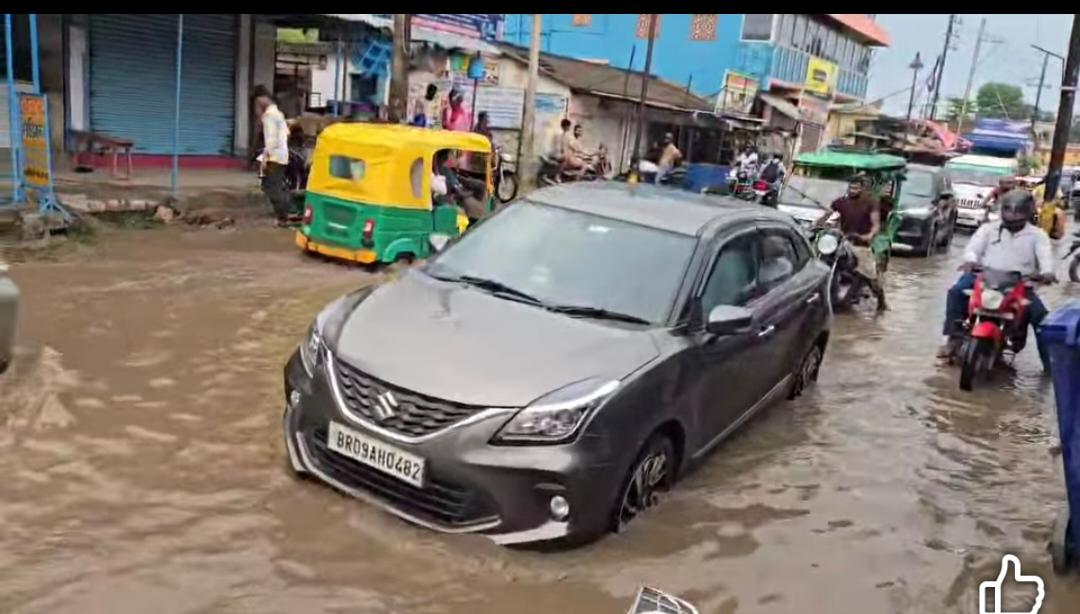 सहरसा के लक्षमिनियां चौक बायपास पर जलजमाव, बढ़ा दुर्घटना का खतरा