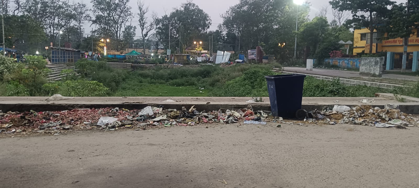 सुपर मार्केट में कचरे का अंबार, कला भवन के सामने गंदगी से लोग परेशान