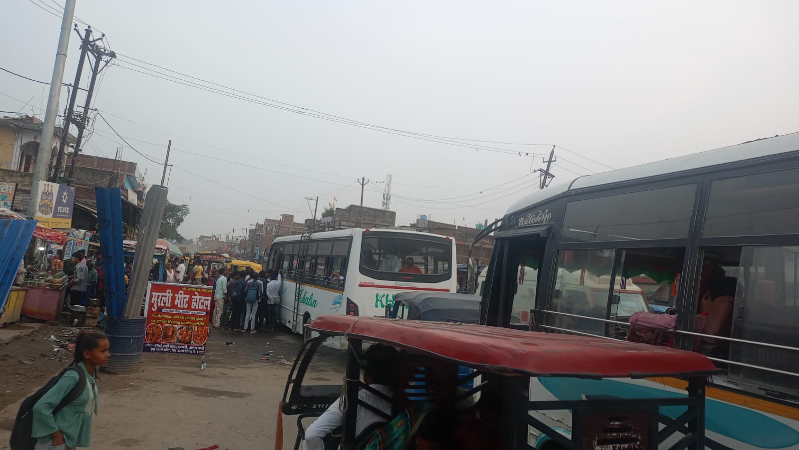 सोनवर्षा बाजार में भीषण जाम से लोग परेशान, सड़क पर खड़े भारी वाहनों से बढ़ी समस्या
