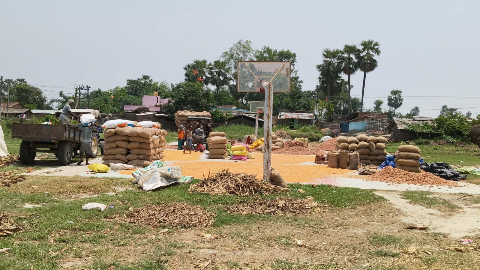 9.81 लाख से बना खेल मैदान बना मक्का सुखाने की जगह