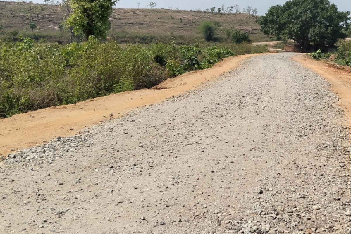 बेगूसराय में दर्जनों सड़क निर्माण को अधूरा छोड़कर ठेकेदार फरार