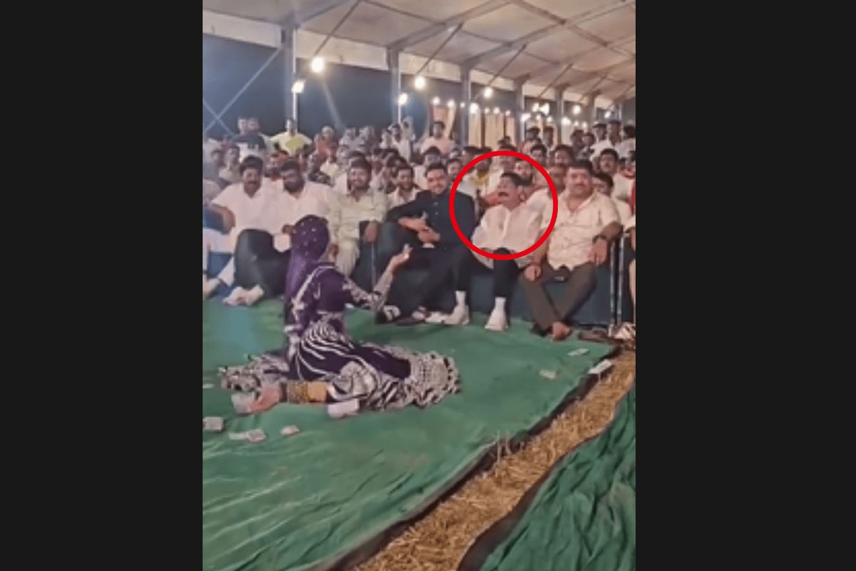 विधायक अनंत सिंह का नया अंदाज वायरल, देर रात कार्यक्रम का लिया मजा, समर्थकों ने डांसर पर उड़ाए नोट