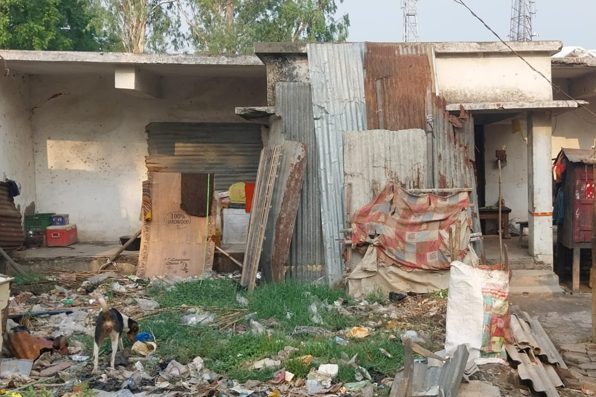 शाहपुर में मरीज बन गया अस्पताल: 17 वर्षों से बंद पड़ा है प्राथमिक स्वास्थ्य केंद्र, भवन हो रहा जर्जर
