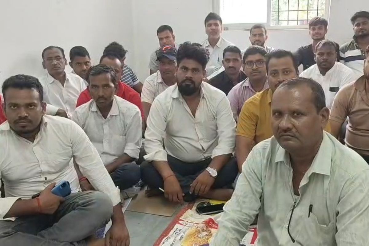वेतन कटौती और शोषण से नाराज डायल 102 एंबुलेंस के कर्मी, डीएम को सौंपा ज्ञापन