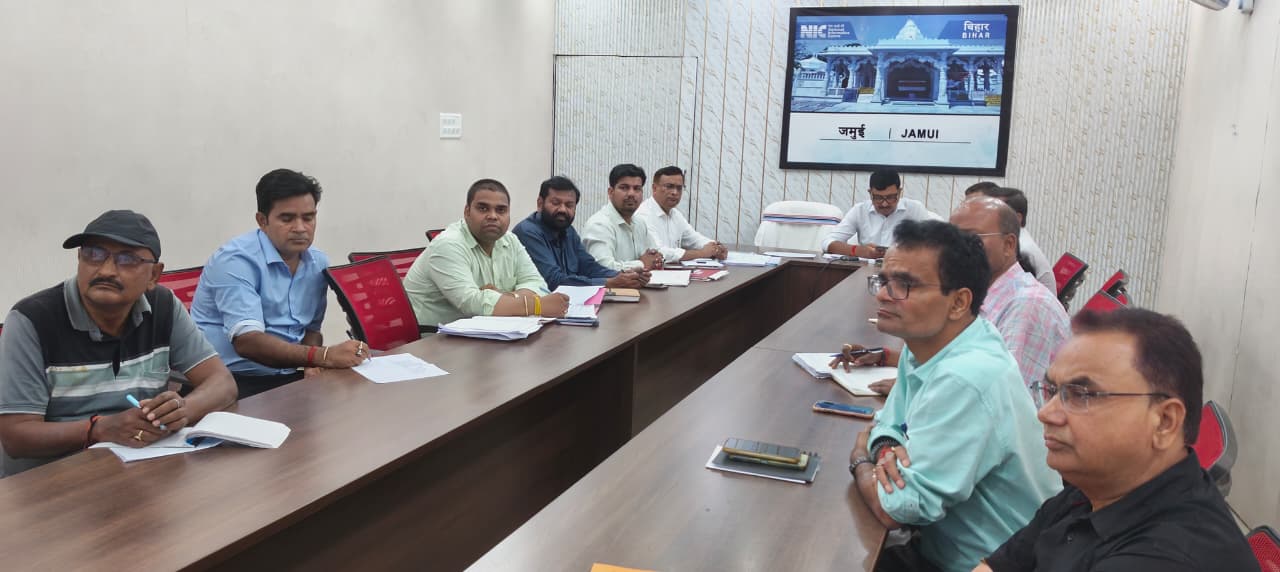 प्रमंडलीय आयुक्त ने की राजस्व मामलों और आपदा तैयारियों की समीक्षा, डीएम ने पेश की रिपोर्ट