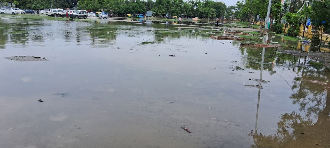 लगातार बारिश से जनजीवन अस्त-व्यस्त, ‘झील’ में तब्दील हुआ शहर का गांधी मैदान