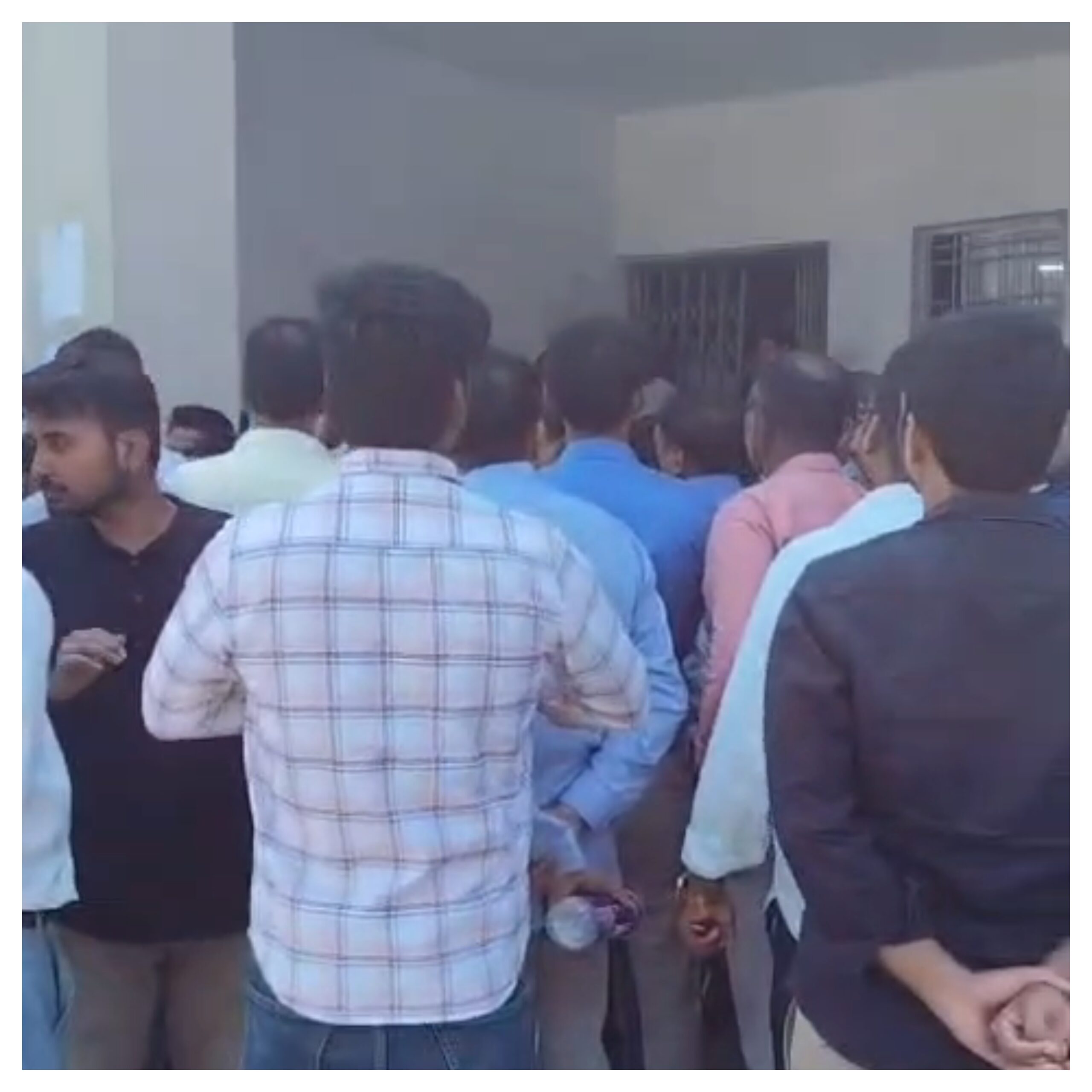 Bettiah: जनगणना और पढ़ाई साथ कराने के आदेश, शिक्षकों का डीईओ कार्यालय पर उग्र प्रदर्शन