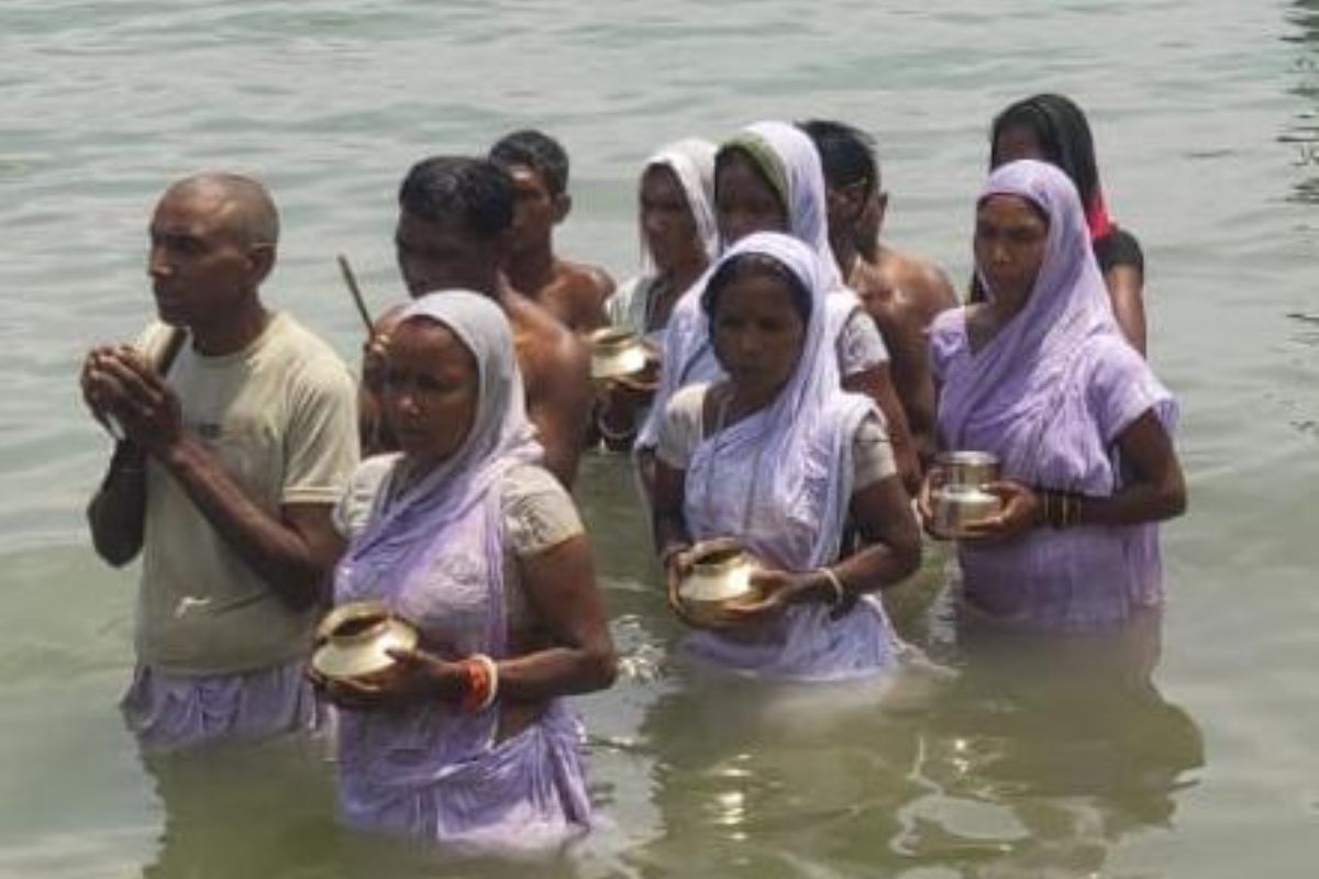 बुद्ध पूर्णिमा पर राजमहल उत्तरवाहिनी गंगा में हजारों श्रद्धालुओं ने लगाई आस्था की डुबकी