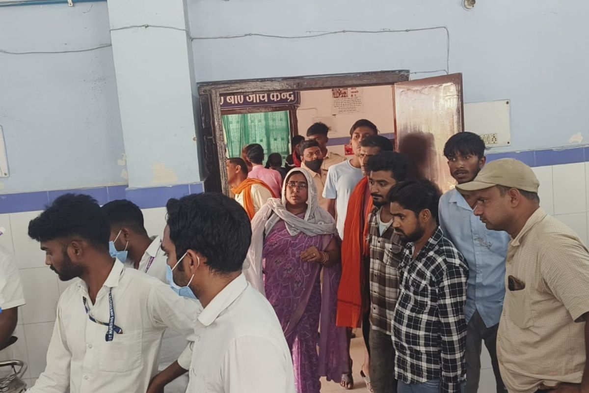 घायल युवतियां तड़पती रहीं, लोग मदद करने के बजाय बनाते रहे वीडियो, आखिर में…