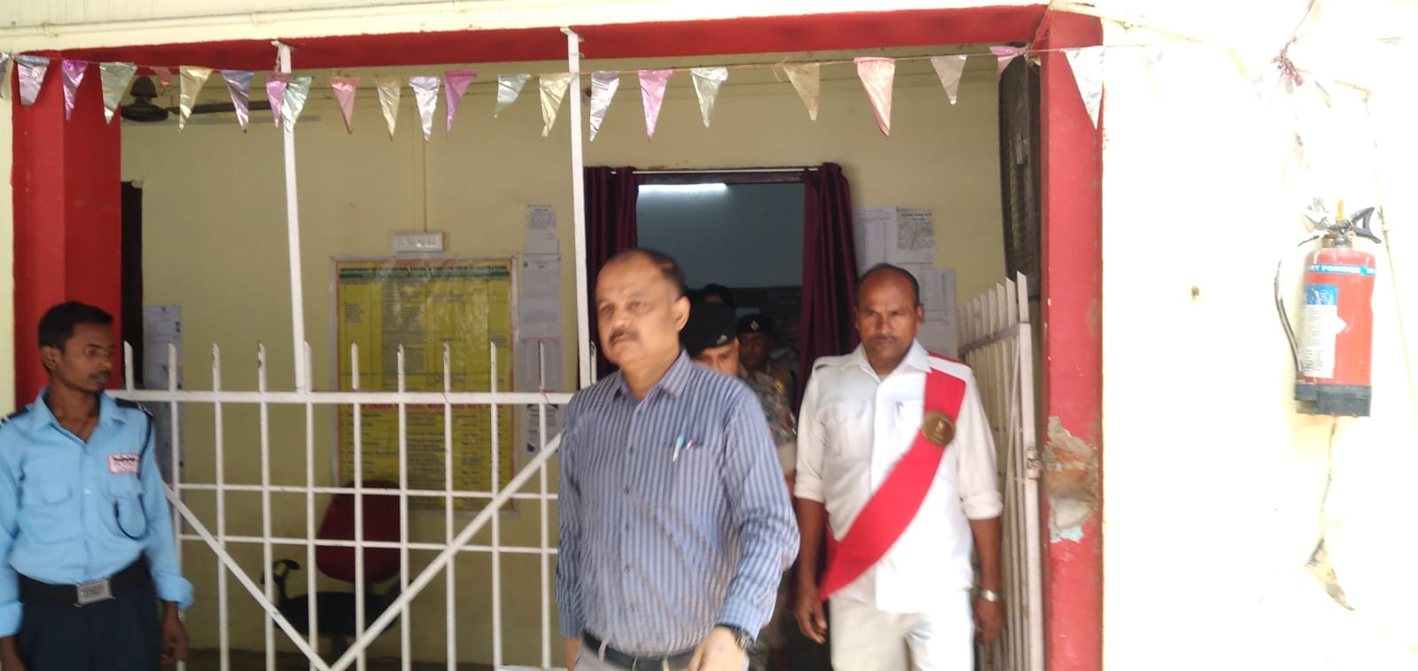 डीएम पहुंचे निबंधन कार्यालय, दो घंटे से अधिक देर तक किया निरीक्षण
