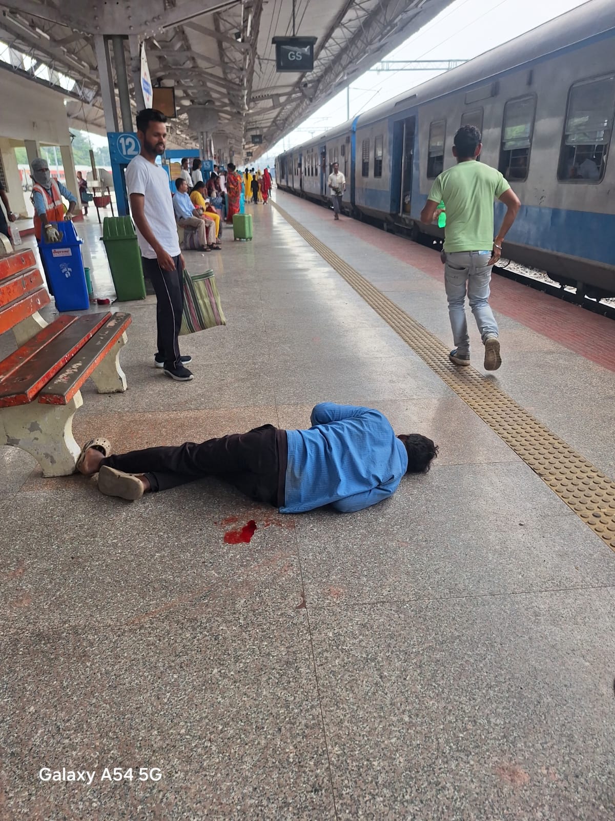 प्लेटफॉर्म पर चक्कर खाकर गिरा यात्री, चोट लगने से हालत गंभीर