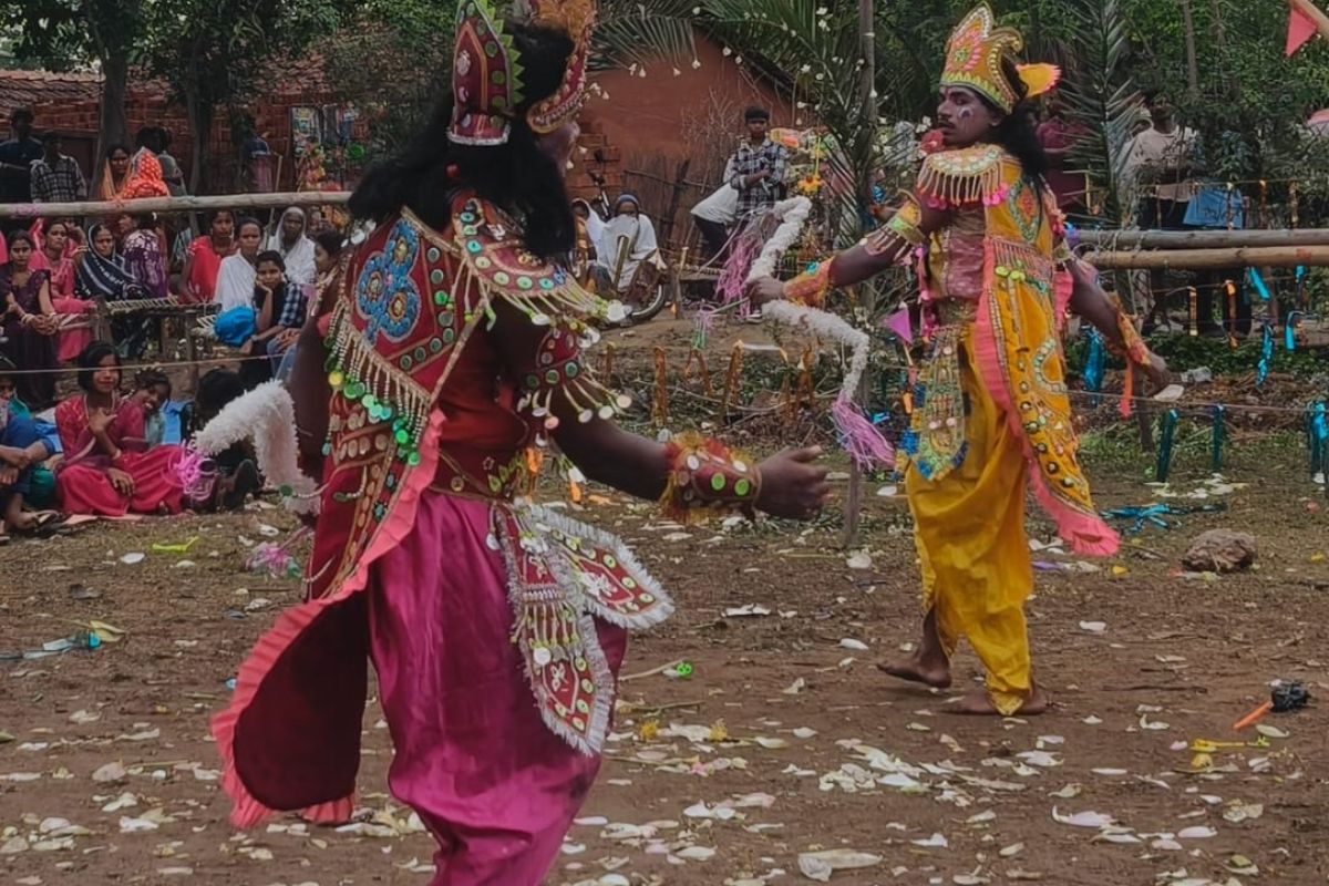 सरायकेला-खरसावां के डांडु गांव में छऊ नृत्य आयोजित