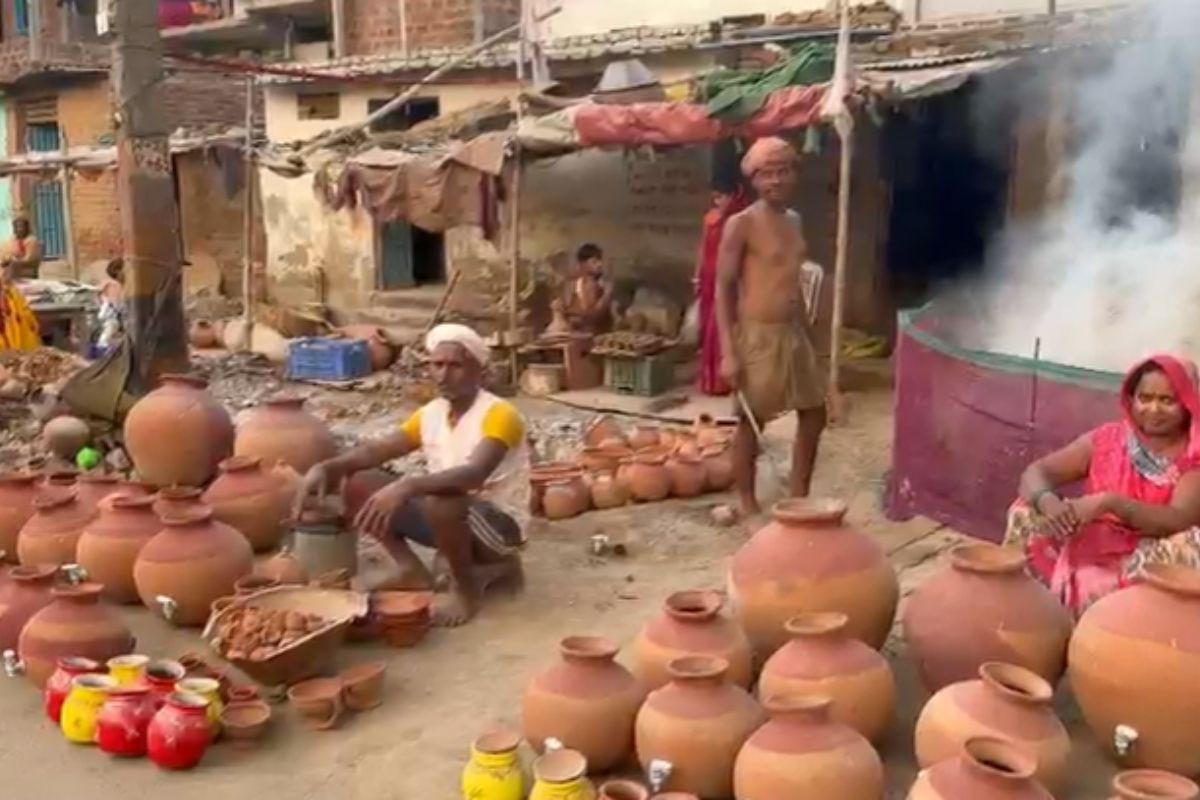 फ्रिज-आरओ के दौर में फिर बढ़ी ‘देशी फ्रिज’ की डिमांग, हाट-बाजारों में सजी दुकानें
