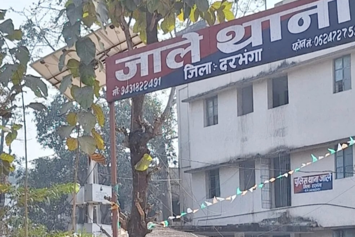 Darbhanga: जाले में पुलिस का वाहन जांच अभियान, ट्रिपल राइडिंग और बिना हेलमेट पर कार्रवाई
