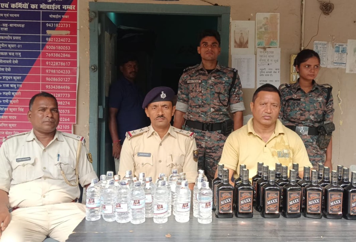 Madhubani News: हवाई अड्डा के पास शराब का जखीरा बरामद, नगर थाना पुलिस ने तस्करों के मंसूबों पर फेरा पानी