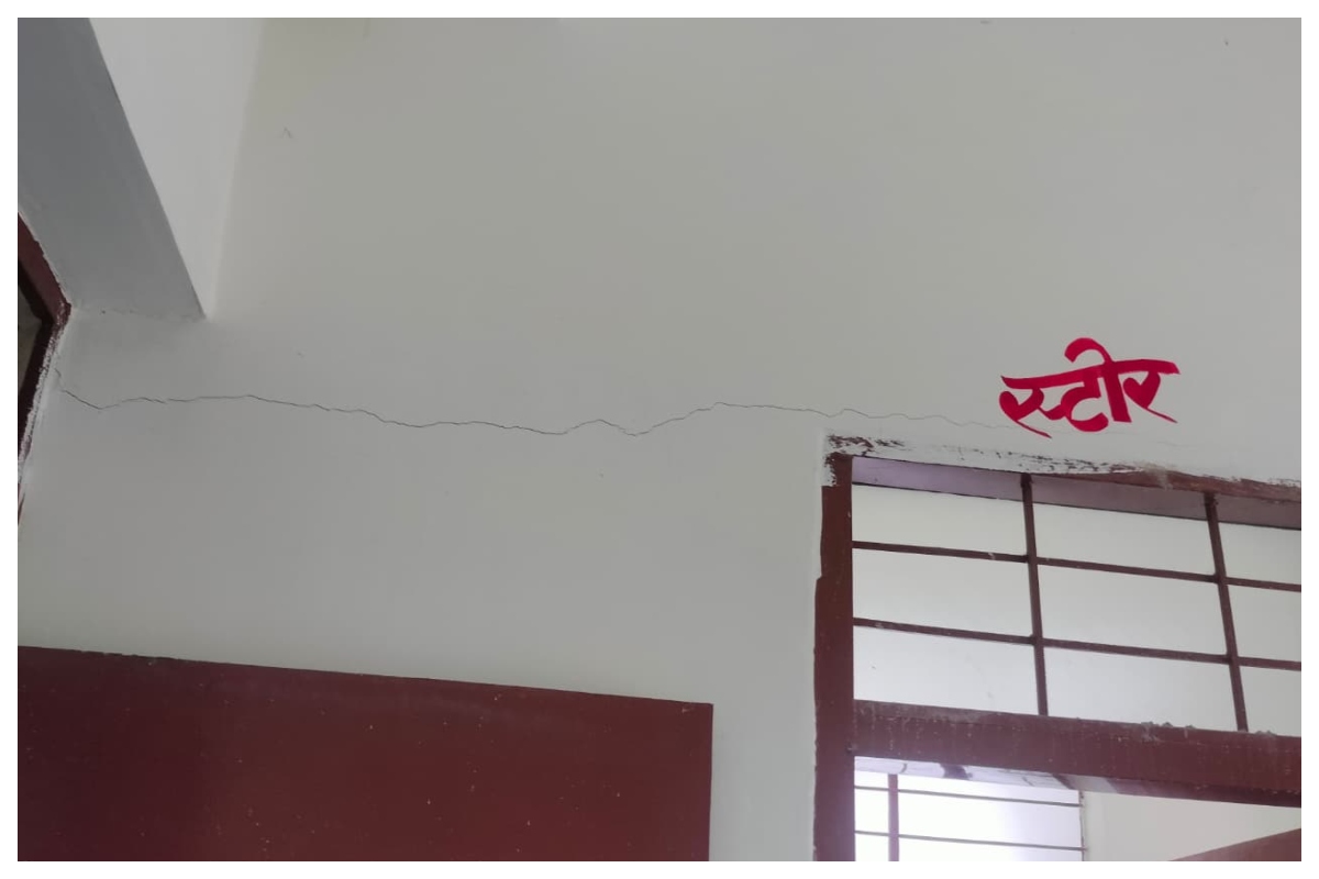 दरभंगा: बेनीपुर में करोड़ों की लागत से बना पंचायत सरकार भवन उद्घाटन से पहले दरका