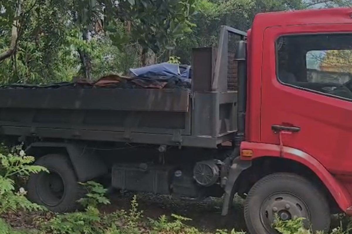 धनबाद: बाघमारा में अवैध कोयला पर कार्रवाई, ट्रक और मिनी हाइवा जब्त
