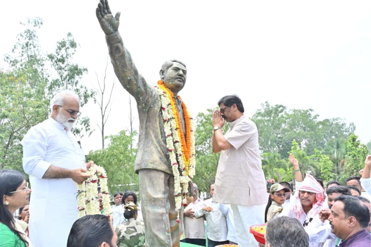 पुण्यतिथि पर याद किए गए दुर्गा सोरेन, मुख्यमंत्री हेमंत सोरेन ने दी श्रद्धांजलि