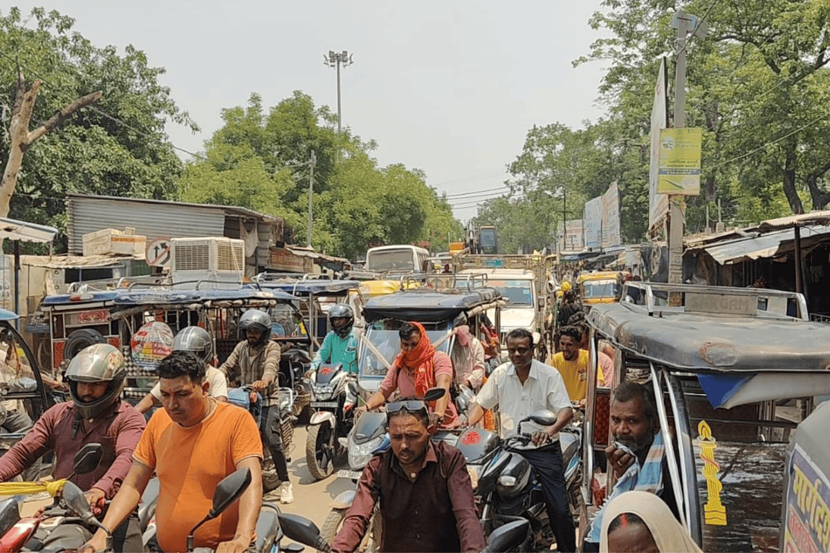 रोहतास में घंटों जाम, सड़कों पर बेहाल हुए स्कूली बच्चे, साइरन बजाती रही एम्बुलेंस, प्रशासन हुआ फेल